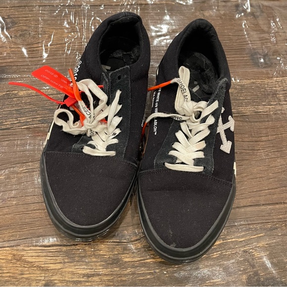 Off-White vulc low Black Striped Sneakers - Picture 2 of 10